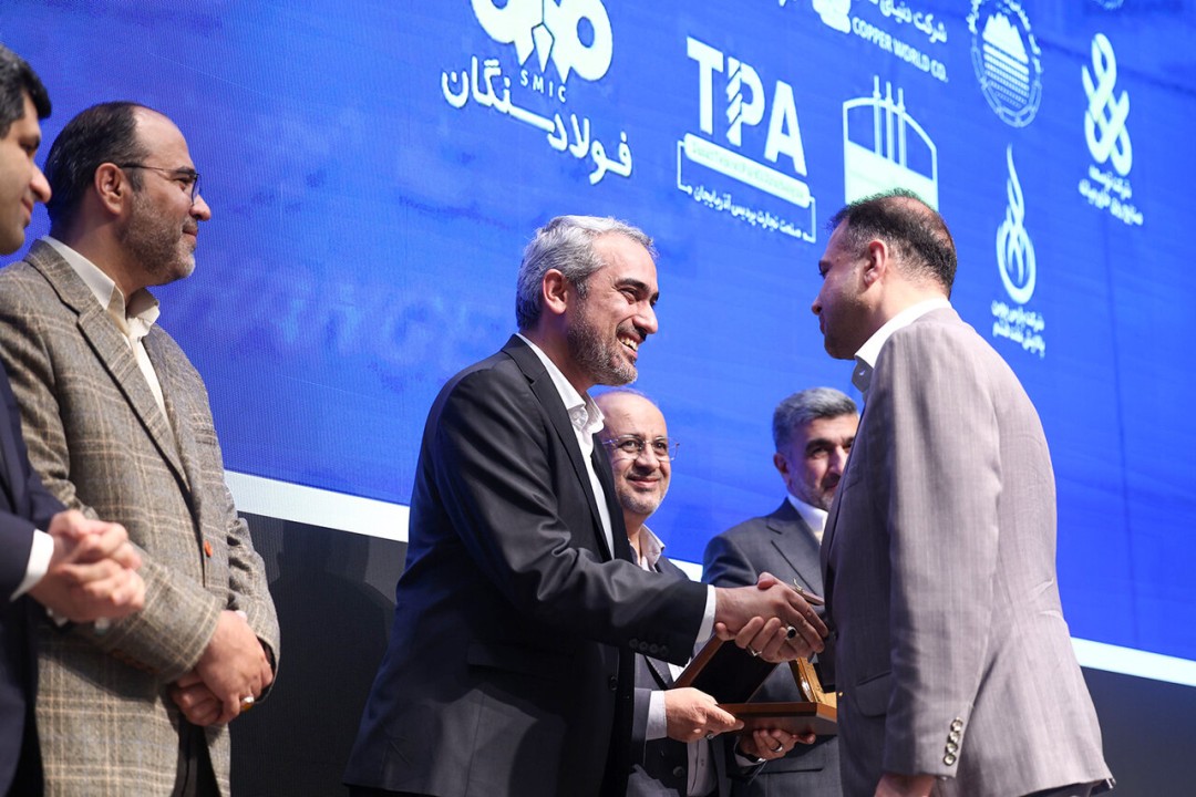 تجلیل از مدیرعامل شرکت ملی مس در همایش «برترینهای بورس کالای ایران» تجلیل از مدیرعامل شرکت ملی مس در همایش «برترینهای بورس کالای ایران»